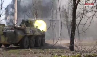 Ruský BTR-82 v městském boji během bitvy o Mariupol